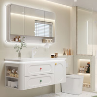 Meuble-lavabo flottant moderne de style côtier, en contreplaqué blanc avec panneau cannelé et bord arrondi, vasque en céramique, miroir LED et armoire latérale avec niche