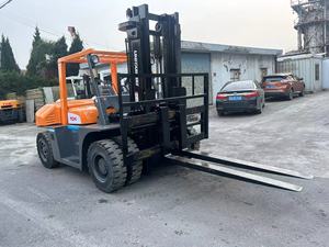 Chariot élévateur contrepoids diesel Isuzu d'occasion 7 tonnes à prix abordable, avec mât à trois étages pour matériaux de construction - Product Image 2