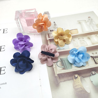 Vente en gros de mini fleurs de camélia en satin personnalisées avec boucle élastique multicolore, boîte cadeau pour décoration de serviette ou flacon de parfum