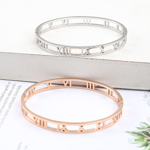 Bracelet jonc en acier inoxydable plaqué or PVD 18 carats avec découpe de chiffres romains | |   Imperméable, hypoallergénique et résistant à la décoloration - Product Image 4