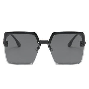 Gafas de sol cuadradas de gran tamaño estilo europeo para mujer, montura negra, lentes TAC, protección solar polarizada antideslumbrante UV400 - Product Image 3