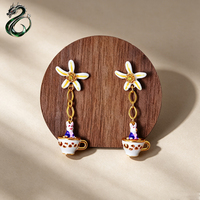 Anting-anting panjang model rantai bunga putih kelinci kecil, berbahan enamel keramik tiga dimensi LBT, imut, untuk wanita, terbuat dari logam campuran.