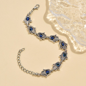 Mode rétro latino-américaine, bracelet Fatima Hand Evil Eye polyvalent, idéal pour les trajets quotidiens, bijou unique en résine avec œil bleu. - Product Image 3
