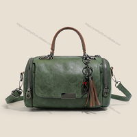 Tas Boston Kulit PU Vintage dengan Gantungan Rumbai, Tali Selempang yang Dapat Disesuaikan, Tas Bahu untuk Wanita, Ringan dan Praktis