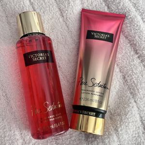 น้ำหอมผู้หญิงกลิ่นหอมติดทนนาน ขายดี น้ำหอมแท้ <span class=keywords><strong>Victoria</strong></span> <span class=keywords><strong>Secret</strong></span> ชุดสเปรย์ฉีดตัวและโลชั่นสำหรับผู้หญิง - Product Image 2