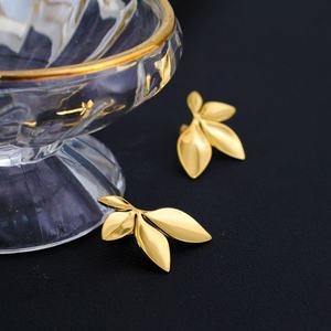 ต่างหูสแตนเลสกันน้ำ ชุบทอง 18k ต่างหูแบบติดหู ดีไซน์กลีบดอกไม้ใบไม้ สำหรับผู้หญิง วัยรุ่น และเด็กผู้หญิง - Product Image 4