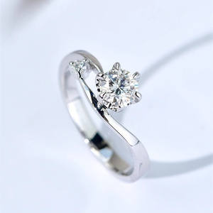 Anello da Donna in Oro Bianco con Diamante Taglio Brillante Rotondo Colore G Naturale, Anello di Fidanzamento con Diamanti Laterali - Product Image 6