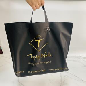 Bolsa de Compras Negra de Lujo con Logotipo Personalizado, MOQ Bajo de 100 Piezas, Bolsa de Regalo de Plástico PE, Bolsa de Plástico para Compras al por Menor - Product Image 4