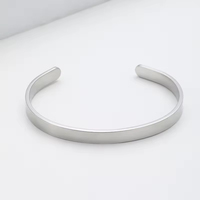 Bracelet minimaliste en acier inoxydable doré 18 carats avec fermoir incurvé poli Bracelet unisexe Accessoire de mode étanche