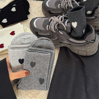 Chaussettes décontractées mi-mollet confortables pour femmes, style automne ; tons noir, blanc, gris, design polyvalent et simple, antidérapantes, en polyester