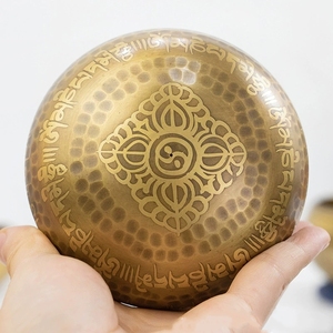 Bol chantant en cuivre du Népal fait main, sculpté avec des écritures, pour la thérapie sonore et la guérison (vente en gros) - Product Image 4