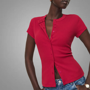 Top de punto de algodón orgánico con ajuste personalizado y botones delgados para mujer, blusa lisa de manga corta con cuello redondo, camiseta roja rosa de alta calidad - Product Image 3