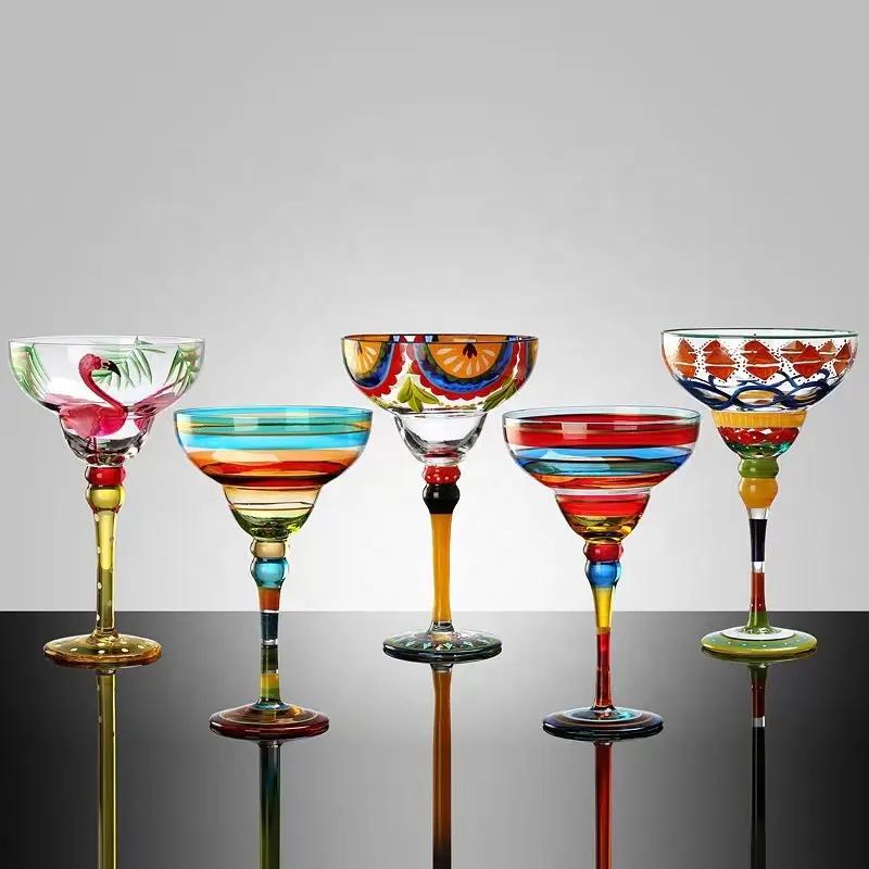 Tazza di vetro Martini con pittura colorata disegnata a mano unica per centrotavola per la decorazione domestica