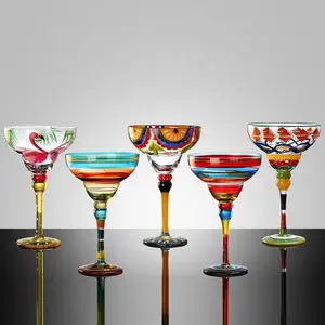 अद्वितीय हाथ खींचा रंगीन चित्रकारी घर सजावट Centerpiece के लिए मार्टिनी ग्लास कप