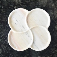 Plateau de service et plateau à collation en marbre naturel à 4 compartiments, fabriqué à la main par Stonekocc, avec un design moderne, personnalisable pour la décoration de la maison