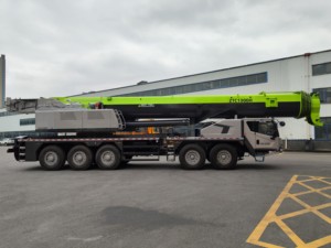 Nouvelle <span class=keywords><strong>grue</strong></span> sur <span class=keywords><strong>camion</strong></span> ZTC1300H863 de marque chinoise renommée, 130 tonnes, avec boîte de vitesses, moteur et pompe haute performance, hauteur de levage de 116,5 m, en stock - Product Image 4