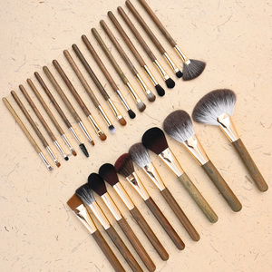Lot de 25 pinceaux de maquillage en poils naturels, manche en bois de santal, virole en cuivre doré, pour cils, visage, yeux et poudre, personnalisables - Product Image 3