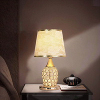 Lampe de table moderne européenne de luxe en cristal Idées de cadeaux de mariage d'intérieur personnalisés avec corps en fer doré Alimentation CA pour usage domestique