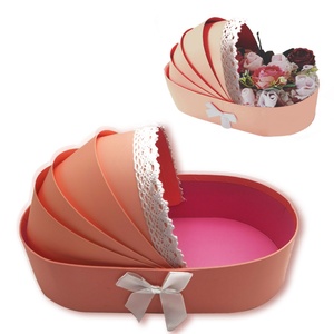 Panier en carton en forme de lit de bébé pour arrangement floral de fraises, idéal pour les cadeaux de baby shower - Product Image 3