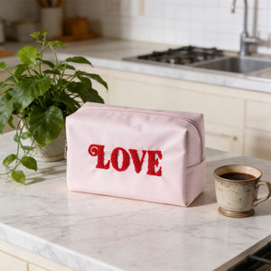 Sac à cosmétiques en nylon personnalisé à la vente, broderie en chenille LOVE, trousse de maquillage avec fermeture éclair - Product Image 3