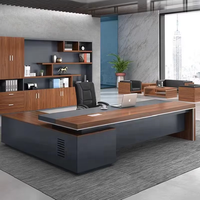 Grand bureau de direction avec plateau en bois foncé, panneau de modestie avant et base de rangement