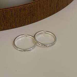 Anillo Circular con Letra Esmaltada en Plata de Ley S925, Incrustado con la Frase 'Long Live Your Life', Accesorio de Nicho para el Momento Presente - Product Image 5