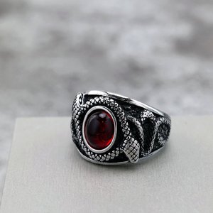 แหวนผู้ชายสไตล์ยุโรปอเมริกันย้อนยุค ทำจากสแตนเลส ประดับทับทิม ดีไซน์งูคู่ เครื่องประดับฮิปฮอป ของขวัญ - Product Image 2