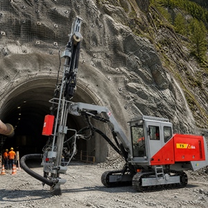 Foreuse rotative APCOM T5, alimentée au diesel, sur chenilles, système hydraulique complet, profondeur de forage maximale de 30 m, pour les opérations minières et de carrière - Product Image 1