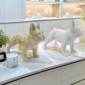 Figurine artistique sculptée en résine époxy d'animal créatif, bouledogue marchant, art populaire nordique, décoration de bureau, salon, maison - Product Image 1