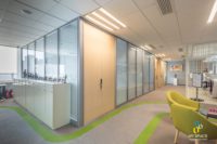 Cloisons de bureau acoustiques modernes avec porte en verre insonorisée modulaire pour école, hôpital, villa, séparation optimale de l'espace de travail
