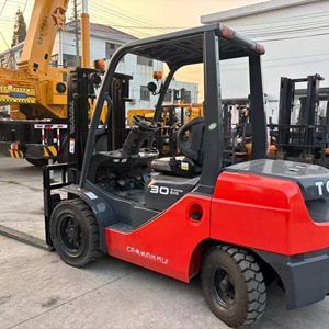 Montacargas Diésel de 3 Toneladas, Modelo 30 SAS, Asiento Rojo, Tipo Industrial, con Mástil de Dos Etapas y Neumáticos para Uso en Exteriores - Product Image 4