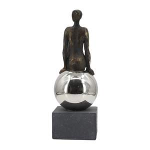 Scultura Astratta Seduta in Resina e Acciaio Inossidabile a Forma di Sfera, Statuetta Decorativa per Casa, Scaffale e Tavolino da Caffè - Product Image 3