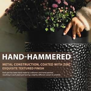 Jardinière en métal Worth, texture martelée à la main, pots à plantes coniques hauts, grands pots à fleurs ronds noirs faits à la main pour l'intérieur et l'extérieur - Product Image 2