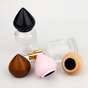 Couvercle en bois de forme unique de chapeau de couronne en bois durable du Vietnam pour l'emballage de parfum - Product Image 3