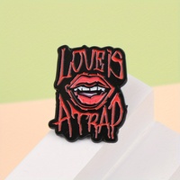Broches en métal émaillé amusantes avec inscription « LOVE IS a TRAP » et lèvres rouges punk rock, bijoux cadeaux pour enfants et amis