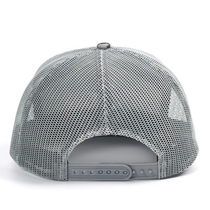 Gorra Trucker de Malla de 7 Paneles con Parche de Cuero Personalizado y Patrón de Camuflaje Bottomland - Product Image 4