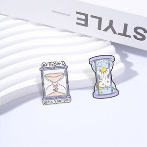 Épinglette en émail Sablier 'Soyez patient avec vous-même' avec cycle jour/nuit, broche en métal pour soulager l'anxiété, bijoux émotionnels, cadeaux - Product Image 2