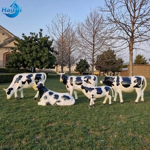 Sculpture de vache laitière réaliste en fibre de verre - Statue d'animal de ferme artistique peinte à la main pour les jardins, la décoration intérieure et comme cadeau pour les amateurs d'art - Product Image 3