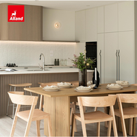 Meuble de cuisine Alland moderne et minimaliste, personnalisé, en panneaux mats couleur crème, avec îlot en bois lamellé et chêne blanc
