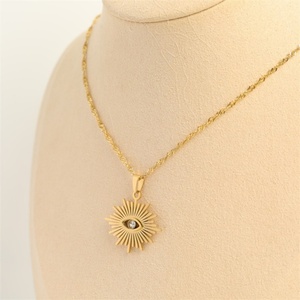 Collar con Colgante de Ojo de Diablo en Acero Inoxidable Chapado en Oro con Circonita Cúbica y Cadena de Eslabones para Mujer, Ideal para Aniversarios y Fiestas - Product Image 3
