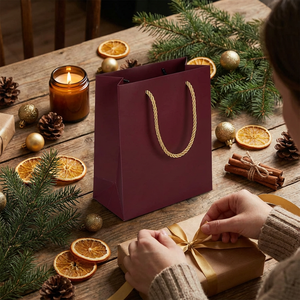 ถุงของขวัญกระดาษเนื้อแมทสีแดงเบอร์กันดีพิมพ์โลโก้ KM แบบกำหนดเอง ปั๊มทองคำ สำหรับเทศกาลคริสต์มาส บรรจุภัณฑ์สำหรับขายปลีก ได้รับการรับรองมาตรฐาน FSC จากโรงงาน - Product Image 3