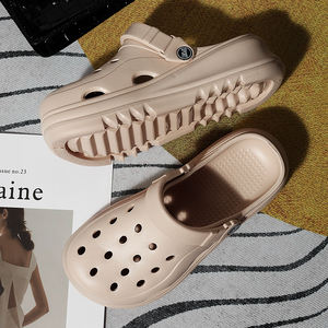 Vente directe d'usine Nouveau design de chaussures sandales sabots pour femmes Vente en gros bon marché Eva Garden Chaussures Meilleur prix Pantoufles pour breloques personnalisées - Product Image 3