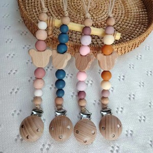 Catenella Portaciuccio in Silicone e Faggio con Clip, Personalizzabile con Nome Inciso, Design Antiscivolo in Legno Naturale per Neonati in Fase di Dentizione - Product Image 4