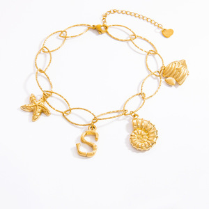 สร้อยข้อเท้าสแตนเลสสตีล 18K สีทอง พร้อมจี้ตัวอักษร ประดับเท้าสำหรับใส่ไปชายหาด - Product Image 5