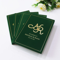 Invitations de mariage en velours vert foncé avec cartes de menu, cartes en papier noir à l'intérieur, texte en estampage à chaud