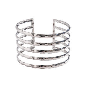 J Fashion Brazalete Abierto Plisado de Acero Inoxidable con Textura Metálica, Multicapa, Elegante y de Alta Gama para Mujer, Ideal para Fiestas - Product Image 5