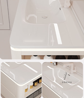 Meuble-lavabo mural blanc crème avec compartiment de rangement latéral, vasque intégrée et armoire avec miroir éclairé