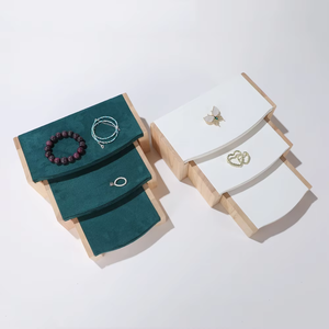 Présentoirs à bijoux en bois à plusieurs niveaux avec surface en daim pour vitrine de magasin et photographie de bijoux - Product Image 5