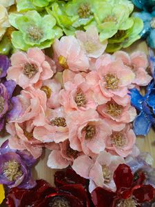 ดอกเดซี่ไล่สีสวยงาม ดอกแคนเตอร์เบอร์เบลส์  ติดหลังเรียบ ทำจากเรซิ่น  สำหรับงาน DIY เครื่องประดับ - Product Image 3