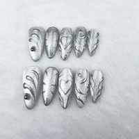 Uñas artificiales francesas; forma de uña de almendra con patrón tridimensional; fábrica de alta calidad al por mayor.
